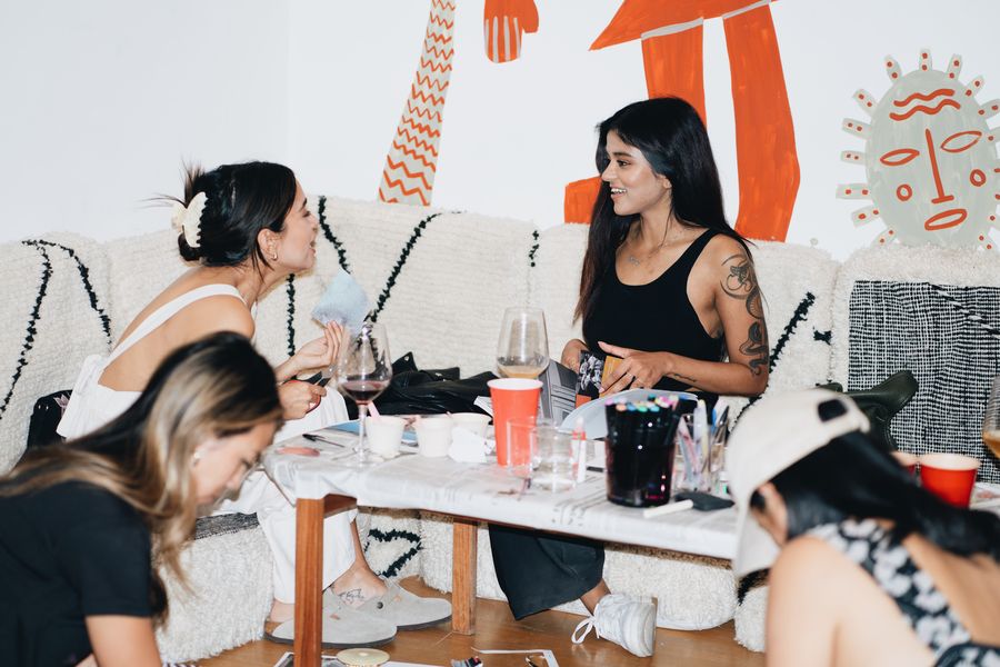 Entre Manos — guests gathered at the Colonia Juárez creative salon